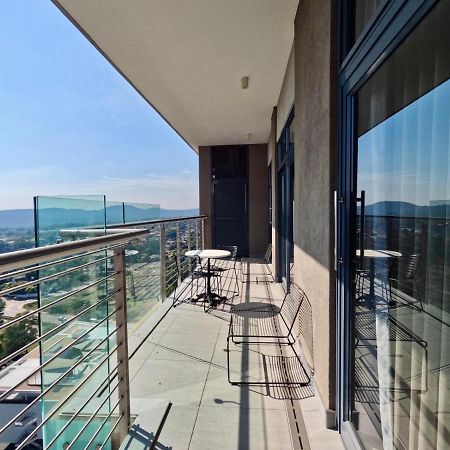 Menlyn Maine Apartments Pretoria Luaran gambar