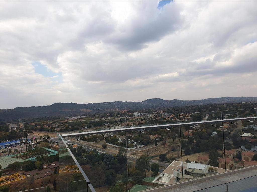 Menlyn Maine Apartments Pretoria Luaran gambar