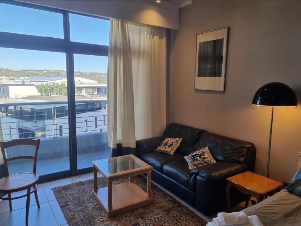 Menlyn Maine Apartments Pretoria Luaran gambar