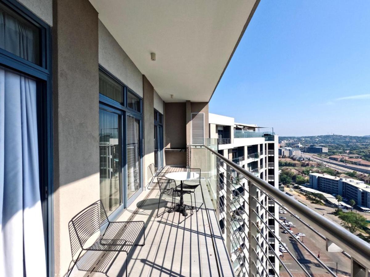 Menlyn Maine Apartments Pretoria Luaran gambar