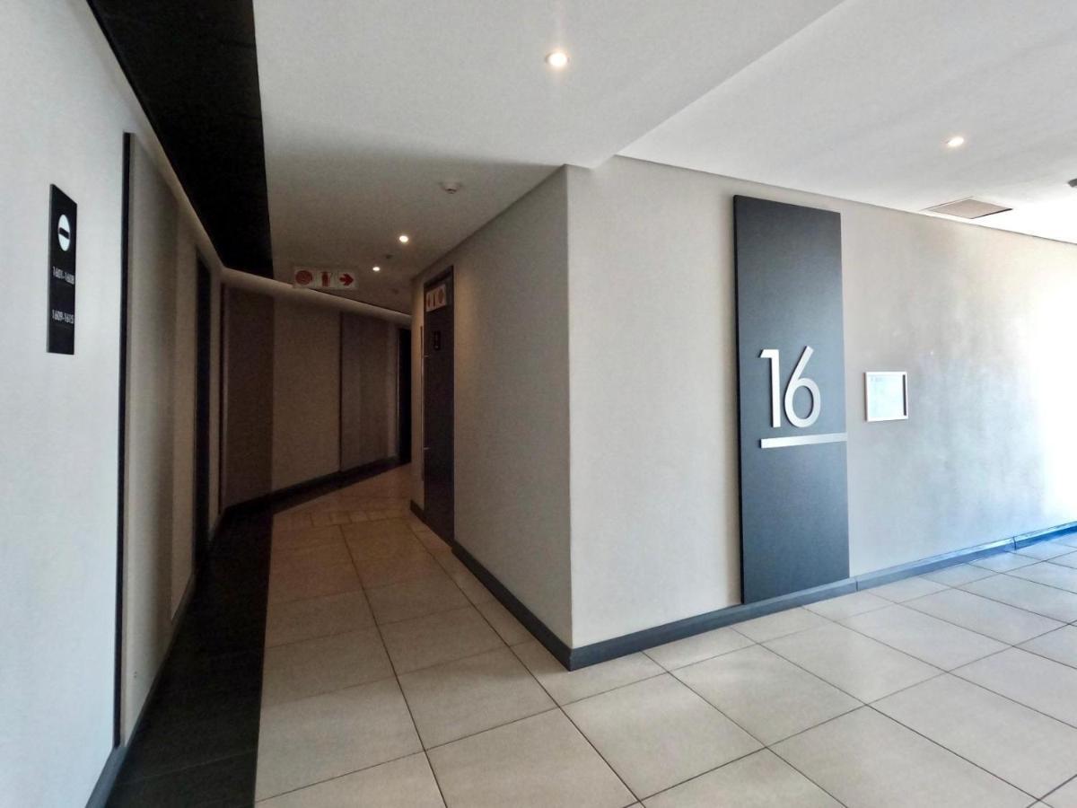 Menlyn Maine Apartments Pretoria Luaran gambar