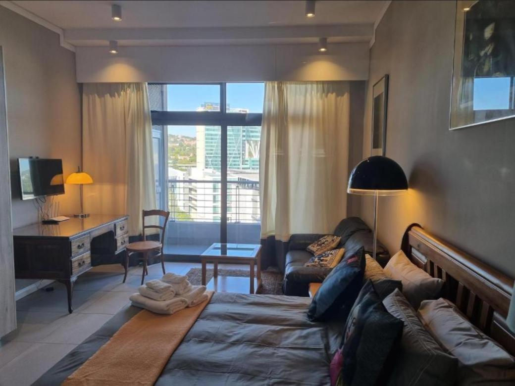 Menlyn Maine Apartments Pretoria Luaran gambar